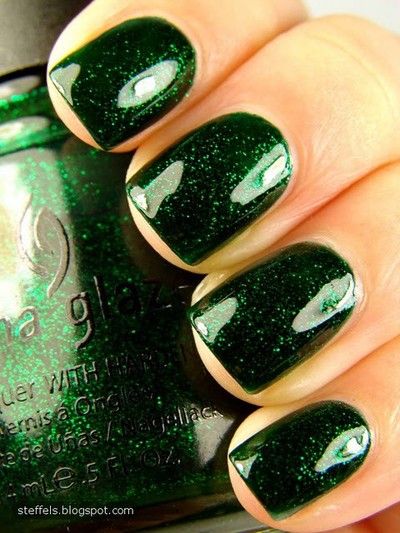 Simple Design With Green Glitter Nail; Green Nail; Green Glitter Nail;chic nail designs;easy designs for short nails; Fall nails; winter nail; Christmas Nails