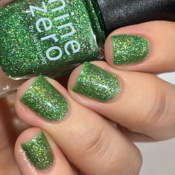 Simple Design With Green Glitter Nail; Green Nail; Green Glitter Nail;chic nail designs;easy designs for short nails; Fall nails; winter nail; Christmas Nails