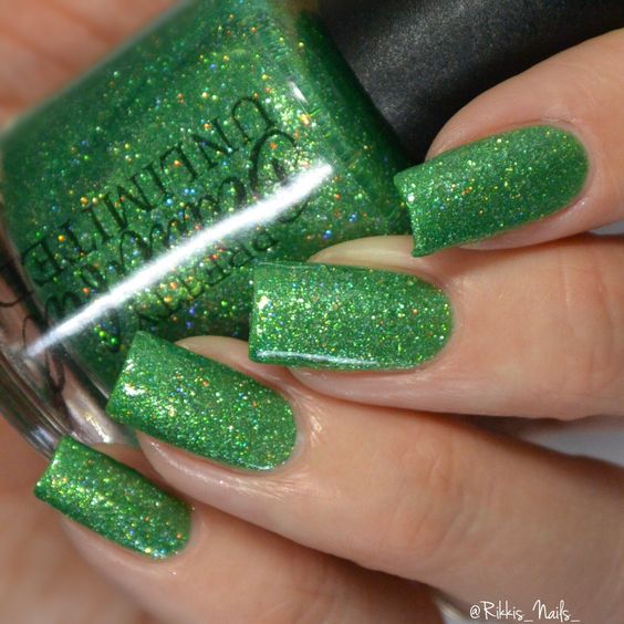 Simple Design With Green Glitter Nail; Green Nail; Green Glitter Nail;chic nail designs;easy designs for short nails; Fall nails; winter nail; Christmas Nails