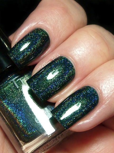 Simple Design With Green Glitter Nail; Green Nail; Green Glitter Nail;chic nail designs;easy designs for short nails; Fall nails; winter nail; Christmas Nails