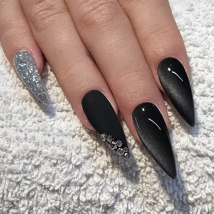 <img src="//cdn.shopify.com/s/files/1/2375/3611/files/black_stiletto_nails1.jpg?v=1538229033" alt="Best Black Stiletto Nails Designs For Your Halloween； Black nails; black stiletto nails; black and white; stiletto nails; long nails; nails addict; nails magazine; gothic nails; Halloween nails" />