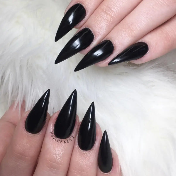 <img src="//cdn.shopify.com/s/files/1/2375/3611/files/black_stiletto_nails30.jpg?v=1538229545" alt="&lt;img src=&quot;//cdn.shopify.com/s/files/1/2375/3611/files/black_stiletto_nails1.jpg?v=1538229033&quot; alt=&quot;Best Black Stiletto Nails Designs For Your Halloween； Black nails; black stiletto nails; black and white; stiletto nails; long nails; nails addict; nails magazine; gothic nails; Halloween nails