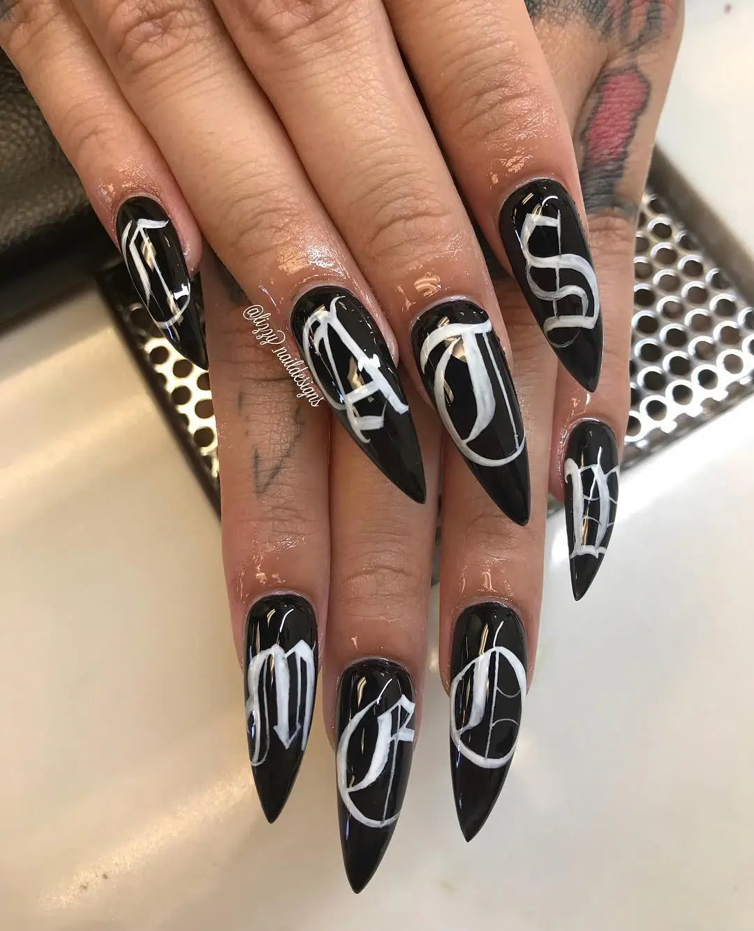 <img src="//cdn.shopify.com/s/files/1/2375/3611/files/black_stiletto_nails1.jpg?v=1538229033" alt="Best Black Stiletto Nails Designs For Your Halloween； Black nails; black stiletto nails; black and white; stiletto nails; long nails; nails addict; nails magazine; gothic nails; Halloween nails" />