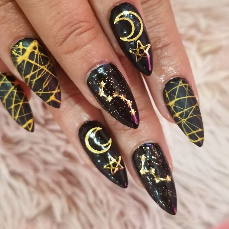 <img src="//cdn.shopify.com/s/files/1/2375/3611/files/black_stiletto_nails1.jpg?v=1538229033" alt="Best Black Stiletto Nails Designs For Your Halloween； Black nails; black stiletto nails; black and white; stiletto nails; long nails; nails addict; nails magazine; gothic nails; Halloween nails" />