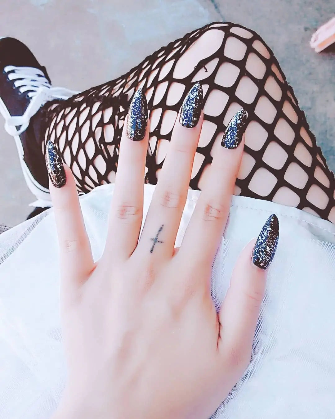 <img src="//cdn.shopify.com/s/files/1/2375/3611/files/black_stiletto_nails1.jpg?v=1538229033" alt="Best Black Stiletto Nails Designs For Your Halloween； Black nails; black stiletto nails; black and white; stiletto nails; long nails; nails addict; nails magazine; gothic nails; Halloween nails" />