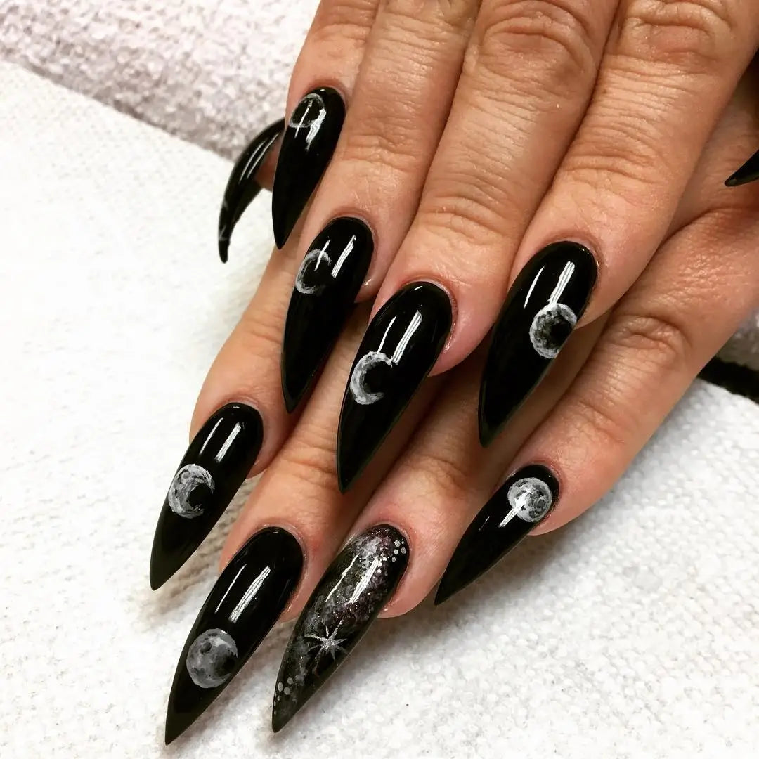 <img src="//cdn.shopify.com/s/files/1/2375/3611/files/black_stiletto_nails1.jpg?v=1538229033" alt="Best Black Stiletto Nails Designs For Your Halloween； Black nails; black stiletto nails; black and white; stiletto nails; long nails; nails addict; nails magazine; gothic nails; Halloween nails" />