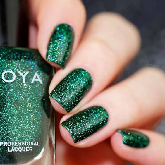 Simple Design With Green Glitter Nail; Green Nail; Green Glitter Nail;chic nail designs;easy designs for short nails; Fall nails; winter nail; Christmas Nails